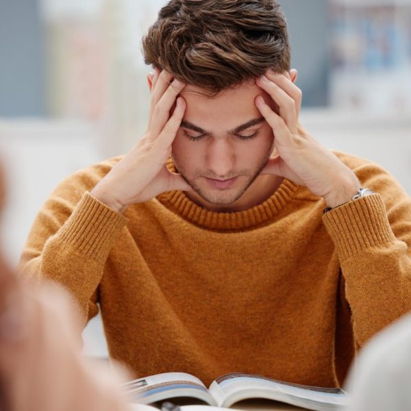 La imagen tiene un atributo ALT vacío; su nombre de archivo es study-stress-and-student-at-university-with-anxie-2023-11-27-05-33-08-utc-min-1200x841.jpg